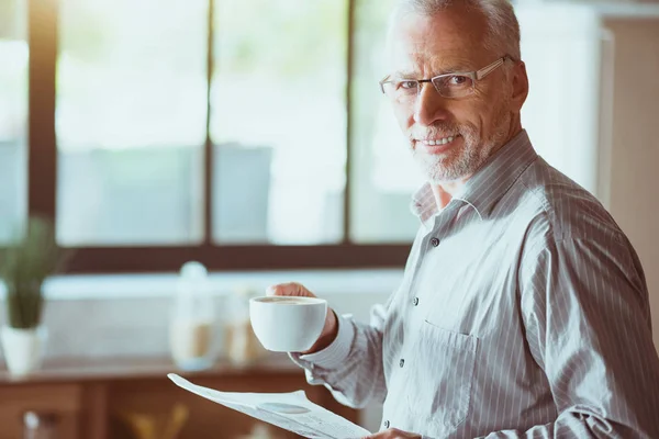 Homme âgé positif buvant du café — Photo