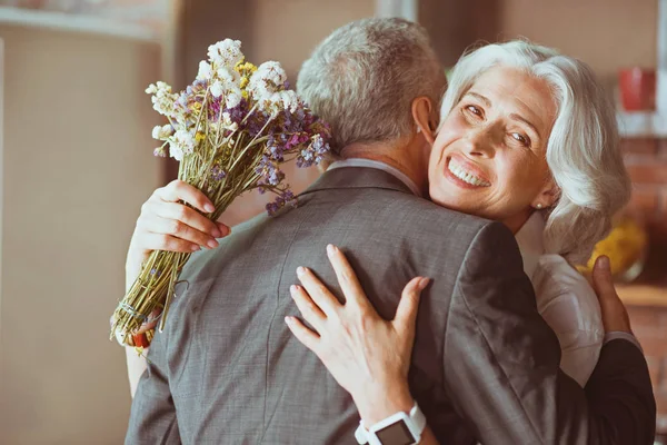 Casal idoso abraçando — Fotografia de Stock