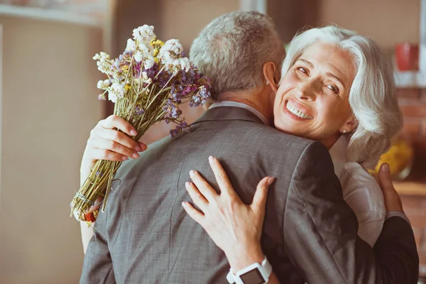 Pareja anciana abrazando — Foto de Stock