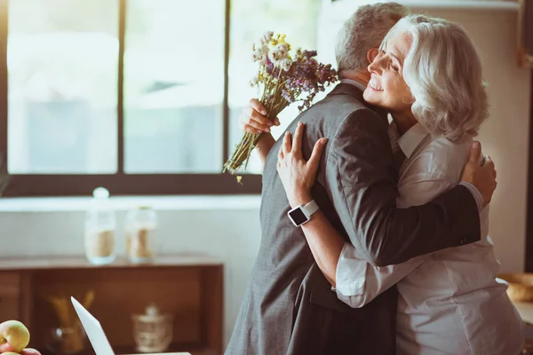 Paar umarmt sich zu Hause — Stockfoto