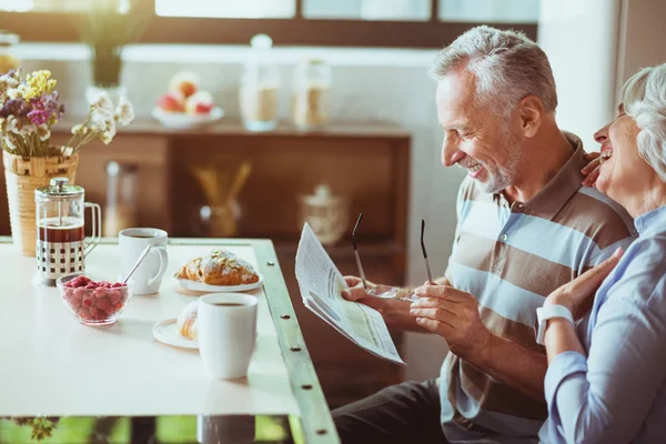 Paar genießt sein Frühstück — Stockfoto