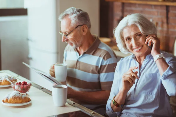 Frau telefoniert mit Smartphone — Stockfoto