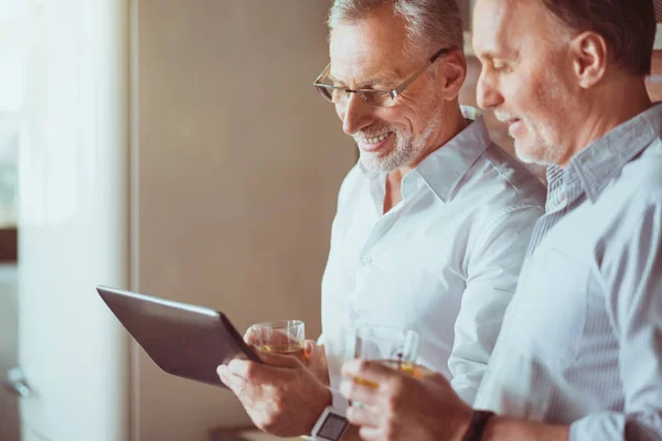 Vrolijke leeftijd vrienden rusten — Stockfoto