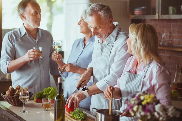 Positiv åldern vänner vila tillsammans — Stockfoto