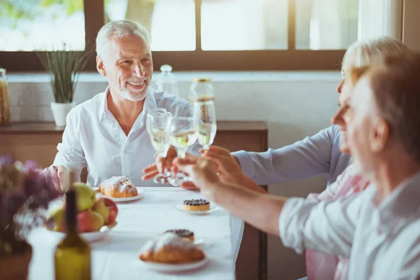 Familia positiva disfrutando de la celebración — Foto de Stock