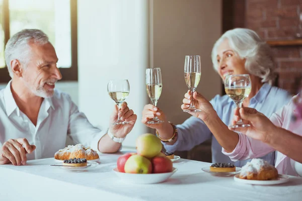 Familia positiva teniendo celebración — Foto de Stock