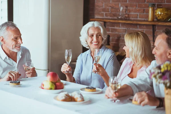 Familia sentada a la mesa — Foto de Stock