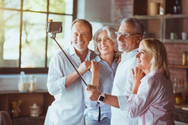 Dostu aile üyeleri selfies yapma 