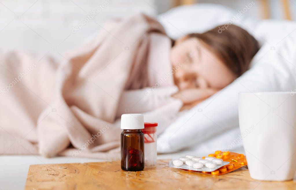 https://st3.depositphotos.com/3261171/14369/i/950/depositphotos_143692157-stock-photo-medicines-lying-on-the-table.jpg