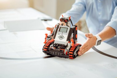 Masanın üzerinde duran modern robot