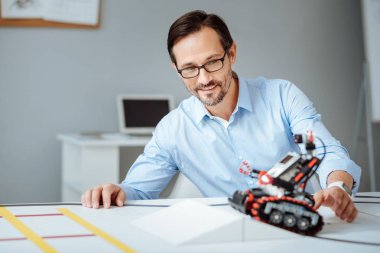 Robot test profesyonel neşeli mühendis