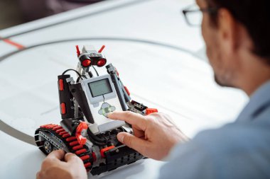 Profesyonel mühendis tarafından denetlenen bir robot yakın çekim
