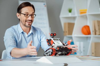 Neşeli mühendis robot test