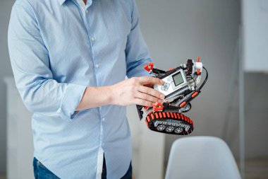 Hoş adam robot kullanarak