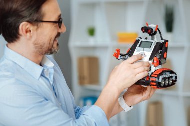 Neşeli mühendis test robot