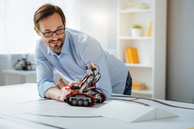 Robot bir laboratuar testlerini pozitif profesyonel mühendis