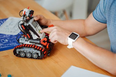 Modern robot ayakta bir laboratuvarda masada