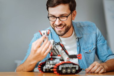 Pozitif engineeer bir laboratuarda çalışan