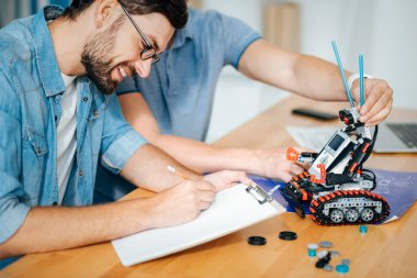 Birlikte çalışan profesyoneller mühendisleri