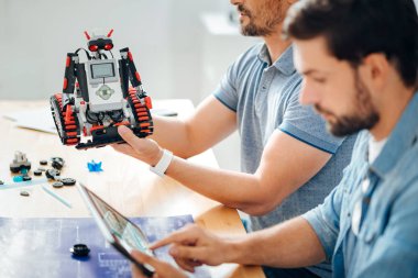 Profesyonel mühendis holding robot