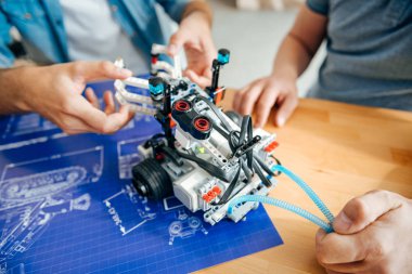 Profesyonel mühendisleri robot inşa