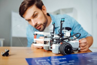 Robotik teknolojiler üzerinde çalışan engineeer konsantre