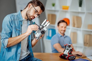 Keyifli konsantre engineeer muayene robot