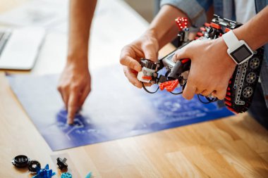 Profesyonel mühendisleri robot inşa