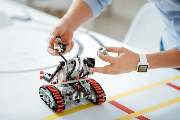 Primer plano del robot artificial de pie en la mesa —  Fotos de Stock