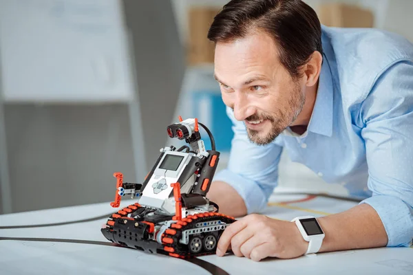 Ingeniero alegre probando el robot —  Fotos de Stock