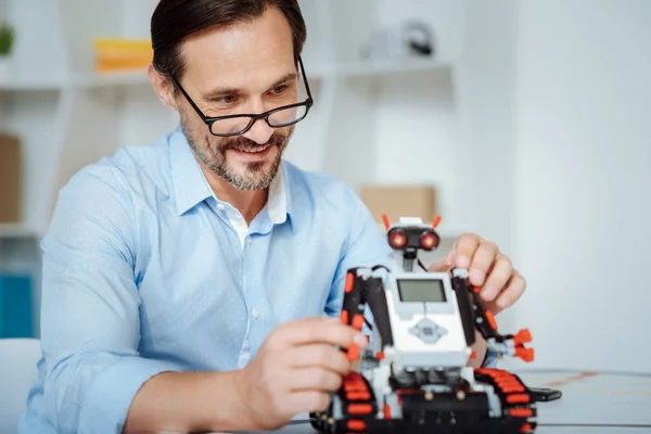 Engenheiro positivo que inspeciona funções do robô — Fotografia de Stock