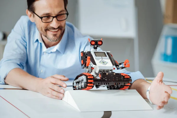 Ingeniero adulto positivo probando el robot en un laboratorio — Foto de Stock