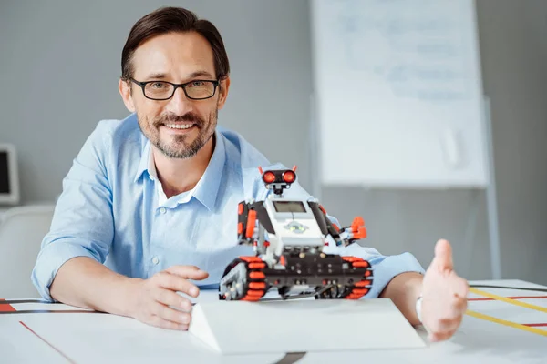 Cheerful engineer working in a lab — Stock Photo, Image