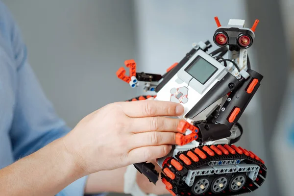 Ingeniero agradable probando robot moderno — Foto de Stock