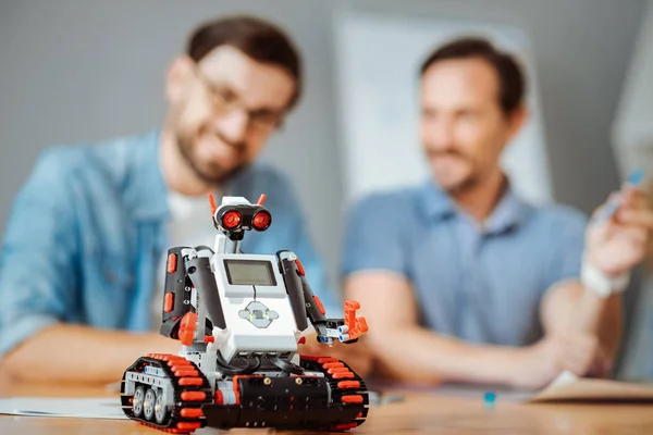 Kis modern robot állva a táblázat — Stock Fotó