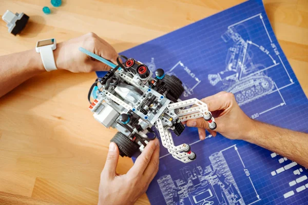 Professionelle Ingenieure halten Roboter — Stockfoto