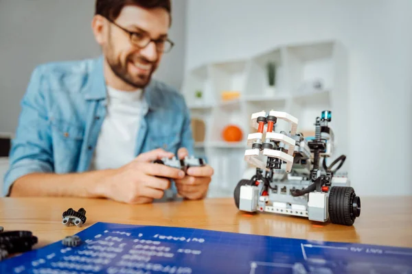 Primer plano del robot de pie sobre la mesa — Foto de Stock