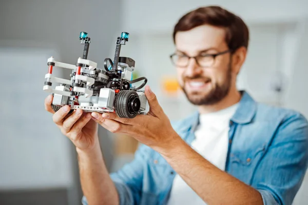 Positiver professioneller Ingenieur hält Roboter — Stockfoto