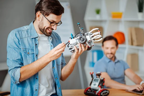 Ingeniero alegre construyendo el robot — Foto de Stock