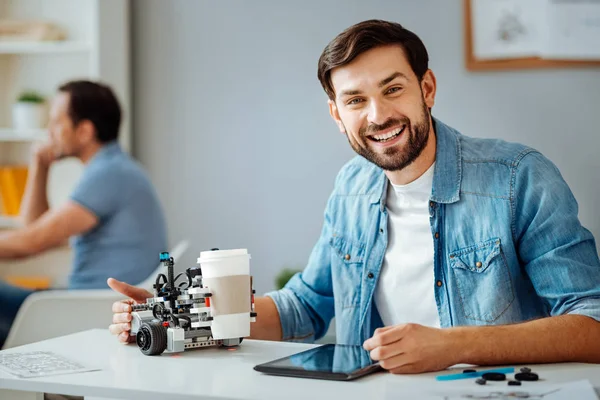 Positieve industrieel ingenieur testen robot — Stockfoto