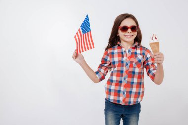 Amerikan ulusal bayram kutlama neşeli küçük kız