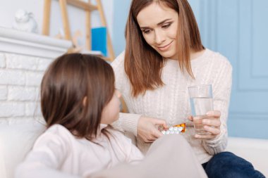 Hoş gülümseyen anne küçük kızını kurtarmak için yardım