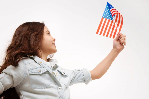 Niña activa mostrando la bandera de América en el estudio —  Fotos de Stock