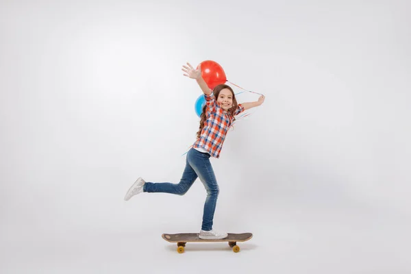 Duktiga lilla barnet skateboard i studion — Stockfoto