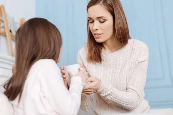 Aangename liefdevolle moeder takign verzorging van haar dochtertje ziek — Stockfoto