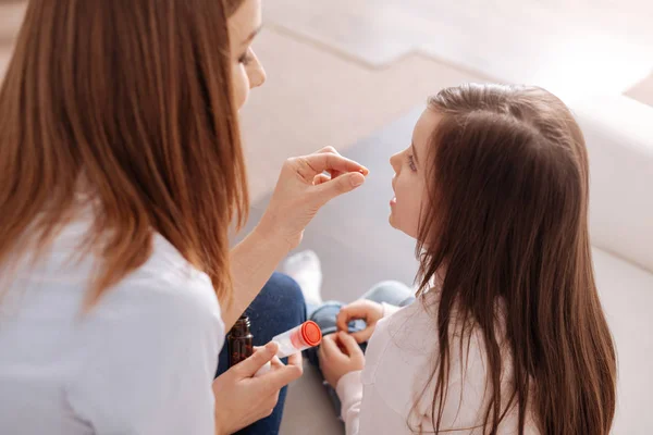 Professioanl buen pediatra dando pastillas a una niña — Foto de Stock