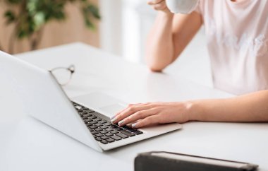 Adanmış işkadını onun e-posta kontrol