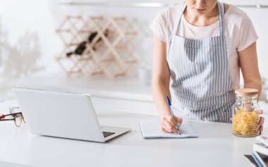 Genç ev hanımı malzemeler yazma