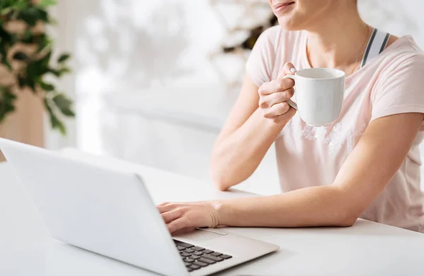 Pozitív aranyos nőjét vele laptop — Stock Fotó