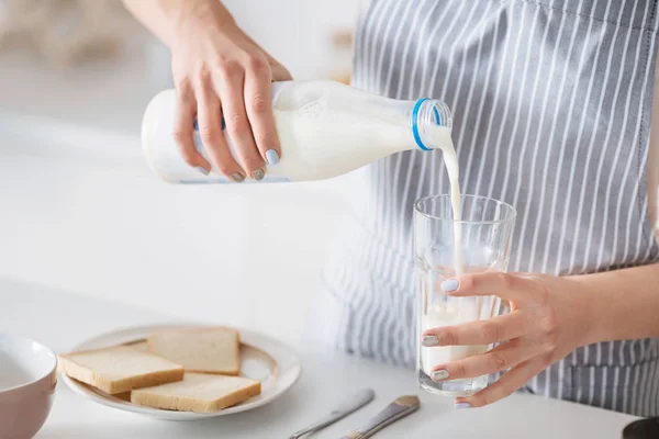 Mujer atenta aseado poring leche —  Fotos de Stock